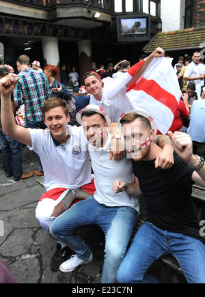 Brighton, Sussex, UK. 14. Juni 2014. World Cup 2014 Fußball-Fans an den König und die Königin Pub in Brighton heute Abend, wie sie sich vorbereiten für Spiel gegen Italien Englands später Foto von Simon Dack/Alamy Live News Stockfoto