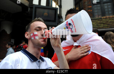 Brighton, Sussex, UK. 14. Juni 2014. World Cup 2014 Fußball-Fans an den König und die Königin Pub in Brighton heute Abend, wie sie sich vorbereiten für Spiel gegen Italien Englands später Foto von Simon Dack/Alamy Live News Stockfoto