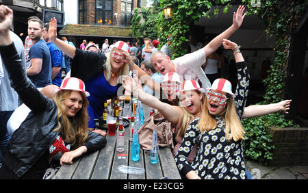 Brighton, Sussex, UK. 14. Juni 2014. World Cup 2014 Fußball-Fans an den König und die Königin Pub in Brighton heute Abend, wie sie sich vorbereiten für Spiel gegen Italien Englands später Foto von Simon Dack/Alamy Live News Stockfoto