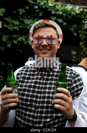 Brighton, Sussex, UK. 14. Juni 2014. World Cup 2014 Fußball-Fans an den König und die Königin Pub in Brighton heute Abend, wie sie sich vorbereiten für Spiel gegen Italien Englands später Foto von Simon Dack/Alamy Live News Stockfoto