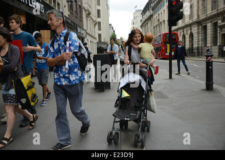 London, UK, 14. Juni 2014. Protest gegen Vodafone von Focus E 15 Mütter & DPAC Täuschungsschutz mit UK Tax Haven zu besteuern. Foto: siehe Li/Alamy Live News Stockfoto