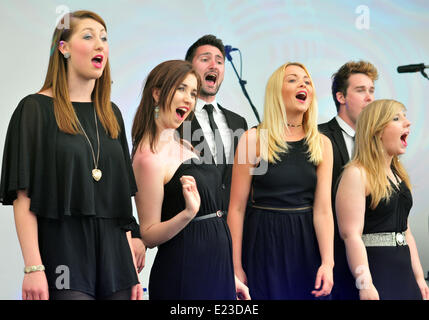 Aberystwyth, Wales, UK. 14. Juni 2014.  Sgarmes führen zu MidMad, das jährliche Mittsommerfest im Aberystwyth Arts Centre, Aberystwyth - 14. Juni 2014 - Bildnachweis: John Gilbey/Alamy Live News Stockfoto