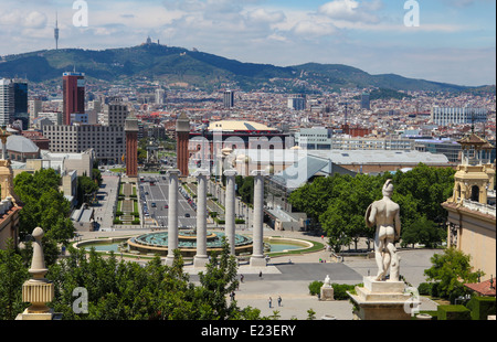 BARCELONA, Spanien - 6. Juni 2011: Blick vom Montjuic auf die venezianischen Türme und der Placa Espana in Barcelona, Katalonien, Spanien. Stockfoto