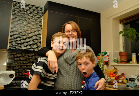 Familie glückliche Mutter von zwei Söhnen Stockfoto