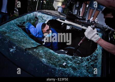 Kiew, Ukraine. 14. Juni 2014. Demonstrant reißt die Windschutzscheibe des Fahrzeugs von der Botschaft der Russischen Föderation. Rund 300 Menschen Ansturm auf der russischen Botschaft und umgeworfen und zerstört Mitarbeiter Fahrzeuge, aus Protest gegen den russischen Präsidenten Vladimir Putin nach dem pro-russische Rebellen eine ukrainische militärische Transportflugzeug Samstag abgeschossen alle 49 Soldaten an Bord in der größte einzelne Verlust des Lebens in der zwei-Monats-Aufstand zu töten.  Bildnachweis: Sergii Kharchenko/PACIFIC PRESS/Alamy Live-Nachrichten Stockfoto