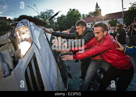 Kiew, Ukraine. 14. Juni 2014. Demonstranten umdrehen der Botschaft der Russischen Föderation Fahrzeug. Rund 300 Menschen Ansturm auf der russischen Botschaft und umgeworfen und zerstört Mitarbeiter Fahrzeuge, aus Protest gegen den russischen Präsidenten Vladimir Putin nach dem pro-russische Rebellen eine ukrainische militärische Transportflugzeug Samstag abgeschossen alle 49 Soldaten an Bord in der größte einzelne Verlust des Lebens in der zwei-Monats-Aufstand zu töten.  Bildnachweis: Sergii Kharchenko/PACIFIC PRESS/Alamy Live-Nachrichten Stockfoto