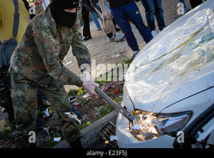 Kiew, Ukraine. 14. Juni 2014. Demonstrant reißt die Botschaft Autoscheinwerfer in Kiew. Rund 300 Menschen Ansturm auf der russischen Botschaft und umgeworfen und zerstört Mitarbeiter Fahrzeuge, aus Protest gegen den russischen Präsidenten Vladimir Putin nach dem pro-russische Rebellen eine ukrainische militärische Transportflugzeug Samstag abgeschossen alle 49 Soldaten an Bord in der größte einzelne Verlust des Lebens in der zwei-Monats-Aufstand zu töten.  Bildnachweis: Sergii Kharchenko/PACIFIC PRESS/Alamy Live-Nachrichten Stockfoto