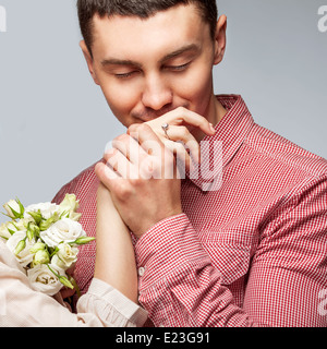 Mann, einer Frau die Hand küssen Stockfoto