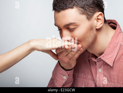 eleganten Mann zärtlich die Hand küssen Stockfoto