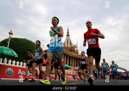 Phnom Penh, Kambodscha. 15. Juni 2014. Athleten kämpfen im 4. Flughafen Phnom Penh Halbmarathon in Phnom Penh, Kambodscha, 15. Juni 2014. Einige 4.250 Profi- und Amateur-Athleten nahmen Teil am 4. Flughafen Phnom Penh-Halbmarathon, die vor dem Königspalast am Sonntag ins Leben gerufen wurde. © Sovannara/Xinhua/Alamy Live-Nachrichten Stockfoto