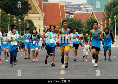 Phnom Penh, Kambodscha. 15. Juni 2014. Athleten kämpfen im 4. Flughafen Phnom Penh Halbmarathon in Phnom Penh, Kambodscha, 15. Juni 2014. Einige 4.250 Profi- und Amateur-Athleten nahmen Teil am 4. Flughafen Phnom Penh-Halbmarathon, die vor dem Königspalast am Sonntag ins Leben gerufen wurde. © Sovannara/Xinhua/Alamy Live-Nachrichten Stockfoto