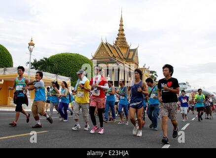 Phnom Penh, Kambodscha. 15. Juni 2014. Athleten kämpfen im 4. Flughafen Phnom Penh Halbmarathon in Phnom Penh, Kambodscha, 15. Juni 2014. Einige 4.250 Profi- und Amateur-Athleten nahmen Teil am 4. Flughafen Phnom Penh-Halbmarathon, die vor dem Königspalast am Sonntag ins Leben gerufen wurde. © Sovannara/Xinhua/Alamy Live-Nachrichten Stockfoto