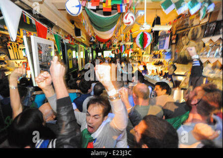 Frith Street, London, UK. 14. Juni 2014. Italiener feiert das erste Tor im Inneren der Bar Italia in Soho. Bildnachweis: Matthew Chattle/Alamy Live-Nachrichten Stockfoto