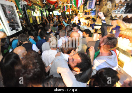 Frith Street, London, UK. 14. Juni 2014. Italiener feiert das erste Tor im Inneren der Bar Italia in Soho. Bildnachweis: Matthew Chattle/Alamy Live-Nachrichten Stockfoto