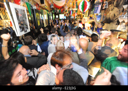 Frith Street, London, UK. 14. Juni 2014. Italiener feiert das erste Tor im Inneren der Bar Italia in Soho. Bildnachweis: Matthew Chattle/Alamy Live-Nachrichten Stockfoto