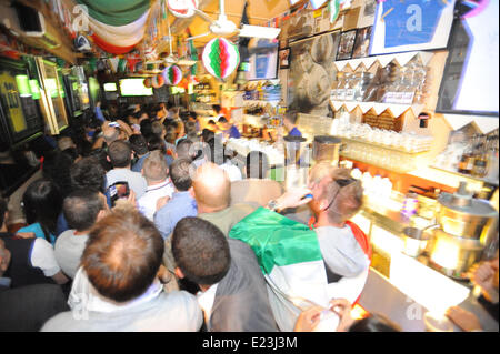 Frith Street, London, UK. 14. Juni 2014. Italiener feiert das erste Tor im Inneren der Bar Italia in Soho. Bildnachweis: Matthew Chattle/Alamy Live-Nachrichten Stockfoto