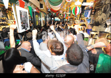 Frith Street, London, UK. 14. Juni 2014. Italiener feiert das erste Tor im Inneren der Bar Italia in Soho. Bildnachweis: Matthew Chattle/Alamy Live-Nachrichten Stockfoto