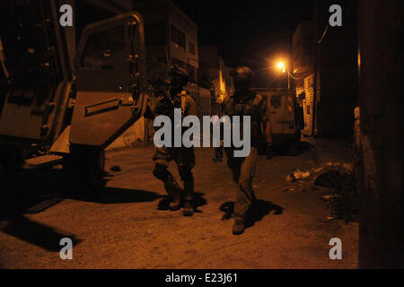 15. Juni 2014 - Hebron, Westjordanland, Palästina - israelische Soldaten patrouillieren eine Fläche in der Westbank-Stadt Hebron am 15. Juni 2014, Suche drei Jugendliche, die in der Nähe einer Siedlung West Bank vermisst. Die Jugendlichen, von die einer auch einen US-Pass besitzt, werden geglaubt, um am 12. Juni 2014 aus dem Gusch Etzion Siedlung Block zwischen Bethlehem und Hebron, angeblich beim Trampen entrissen worden haben. Israel hält der palästinensischen Behörde verantwortlich für die sichere Rückkehr von drei Jugendlichen von '' Terrororganisation '' entführt, sagte Ministerpräsident Benjamin Netanyahu) Stockfoto