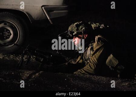 15. Juni 2014 - Hebron, Westjordanland, Palästina - israelische Soldaten patrouillieren eine Fläche in der Westbank-Stadt Hebron am 15. Juni 2014, Suche drei Jugendliche, die in der Nähe einer Siedlung West Bank vermisst. Die Jugendlichen, von die einer auch einen US-Pass besitzt, werden geglaubt, um am 12. Juni 2014 aus dem Gusch Etzion Siedlung Block zwischen Bethlehem und Hebron, angeblich beim Trampen entrissen worden haben. Israel hält der palästinensischen Behörde verantwortlich für die sichere Rückkehr von drei Jugendlichen von '' Terrororganisation '' entführt, sagte Ministerpräsident Benjamin Netanyahu) Stockfoto