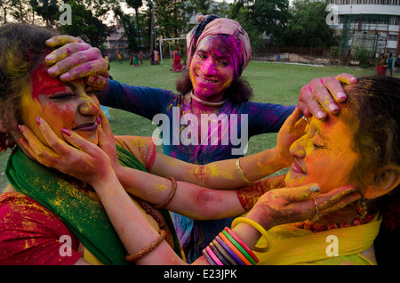 Männer und Frauen feiern Holi in Indien. Stockfoto