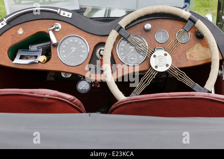 Abstrakten Blick auf ein Lenkrad auf einem Oldtimer Stockfoto