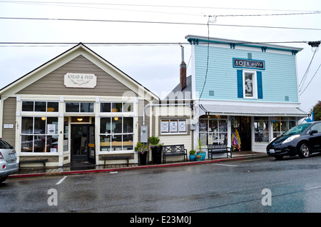 Zwei Läden in der Altstadt von Guanajuato, Washington, auf Whidbey Island. Das Kneten & Feed Restaurant Cafe, Aqua Geschenke Stockfoto