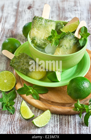 Hausgemachte Limette und Minze, gefrorene Eis am Stiel. Selektiven Fokus. Stockfoto
