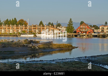 Gebäude entlang der Uferpromenade bei Sonnenuntergang in La Conner, Washington, im Herbst. Stockfoto