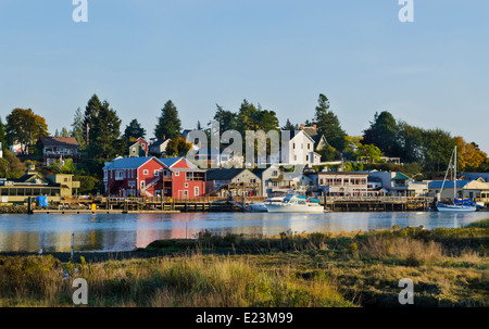 Gebäude entlang der Uferpromenade bei Sonnenuntergang in La Conner, Washington, im Herbst. An den Swinomish Kanal gelegen. Stockfoto