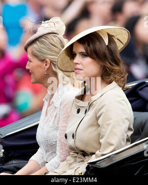 London, Großbritannien. 14. Juni 2014. Großbritanniens Sophie, Gräfin von Wessex (L) und Prinzessin Eugenie während Trooping die Farbe Königin jährlichen Geburtstag Parade in London, Vereinigtes Königreich, 14. Juni 2014 in der Kutsche fahren. Foto: Albert Nieboer-/ Dpa/Alamy Live News Stockfoto