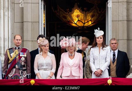 London, Großbritannien. 14. Juni 2014. (L-R) Großbritanniens Prinz Edward, Sophie, Gräfin von Wessex, Camilla, Herzogin von Cornwall, Catherine, Herzogin von Cambridge und Prinz Andrew auf dem Balkon des Buckingham Palace während Trooping die Farbe Königin jährlichen Geburtstag Parade in London, Vereinigtes Königreich, 14. Juni 2014. Foto: Albert Nieboer-/ Dpa/Alamy Live News Stockfoto