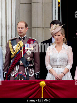 London, Großbritannien. 14. Juni 2014. Großbritanniens Prinz Edward und Sophie, Gräfin von Wessex auf dem Balkon des Buckingham Palace während Trooping die Farbe Königin jährlichen Geburtstag Parade in London, Vereinigtes Königreich, 14. Juni 2014. Foto: Albert Nieboer-/ Dpa/Alamy Live News Stockfoto