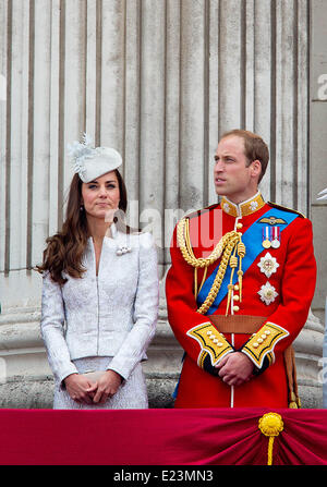 London, Großbritannien. 14. Juni 2014. Großbritanniens Catherine, Herzogin von Cambridge und Prinz William, Duke of Cambridge auf dem Balkon des Buckingham Palace während Trooping die Farbe Königin jährlichen Geburtstag Parade in London, Vereinigtes Königreich, 14. Juni 2014. Foto: Albert Nieboer-/ Dpa/Alamy Live News Stockfoto