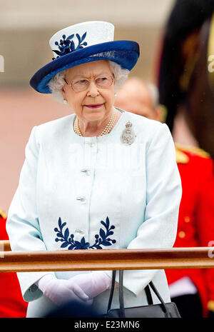 London, Großbritannien. 14. Juni 2014. Die britische Königin Elizabeth II während Trooping die Farbe Königin jährlichen Geburtstag Parade in London, Vereinigtes Königreich, 14. Juni 2014. Foto: Albert Nieboer-/ Dpa/Alamy Live News Stockfoto