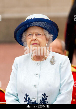 London, Großbritannien. 14. Juni 2014. Die britische Königin Elizabeth II während Trooping die Farbe Königin jährlichen Geburtstag Parade in London, Vereinigtes Königreich, 14. Juni 2014. Foto: Albert Nieboer-/ Dpa/Alamy Live News Stockfoto