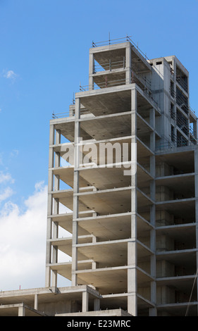 Anzeigen von Stoke Quay, Ipswich Skelett des unfertigen Betongebäude Struktur Lokal als der Wine Rack am Wasser bekannt. Stockfoto