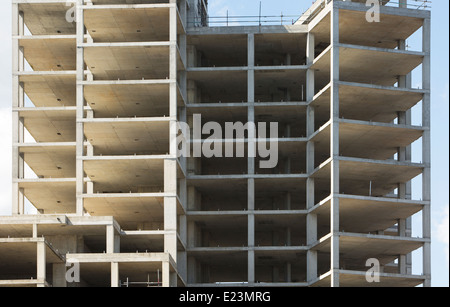 Anzeigen von Stoke Quay, Ipswich Skelett des unfertigen Betongebäude Struktur Lokal als der Wine Rack am Wasser bekannt. Stockfoto