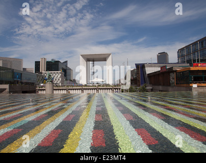 Große Agam der Brunnen und der Grande Arche de la Défense, Paris, Frankreich. Stockfoto