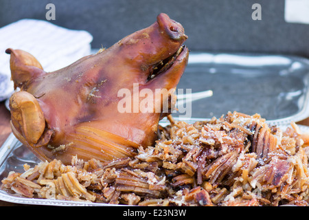 Kopf einer gegrilltes Spanferkel mit Schwarte auf einem Tablet Stockfoto