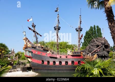 Piratenschiff in Disneyland Paris, im Bereich Fluch der Karibik Stockfoto