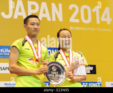 Tokio, Japan. 15. Juni 2014. Goldmedaillengewinner Zhang Nan (L) und Zhao Yunlei Chinas posieren für Fotos während der Preisverleihung für das Mixed-Doppel-Match von Yonex Open Japan in Tokio, Japan, 15. Juni 2014. © Stringer/Xinhua/Alamy Live-Nachrichten Stockfoto