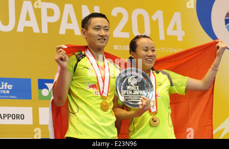 Tokio, Japan. 15. Juni 2014. Goldmedaillengewinner Zhang Nan (L) und Zhao Yunlei Chinas posieren für Fotos während der Preisverleihung für das Mixed-Doppel-Match von Yonex Open Japan in Tokio, Japan, 15. Juni 2014. © Stringer/Xinhua/Alamy Live-Nachrichten Stockfoto