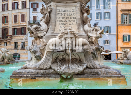 Brunnen des Pantheon und der typischen italienischen Gebäude auf Hintergrund in Rom, Italien. Stockfoto