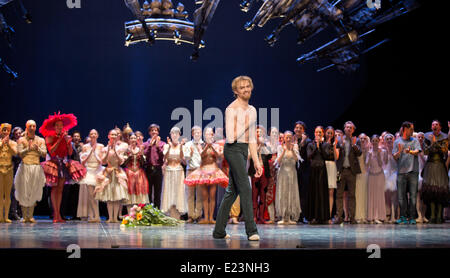 Berlin, Deutschland. 14. Juni 2014. Russischen Tänzers Vladimir Malakhov steht vor dem Ensemble nach seinem letzten Auftritt mit dem Staatsballett Berlin im Schiller Theater in Berlin, Deutschland, 14. Juni 2014. Vladimir Malakhov wurde 2004 künstlerischer Leiter und ersten Solisten des Staatsballetts Berlin. Foto: Jörg Carstensen/Dpa/Alamy Live News Stockfoto