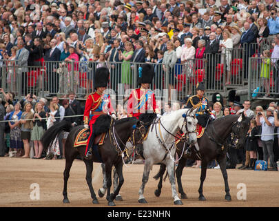 Horse Guards Parade, London UK. 14. Juni 2014. Mitglieder der königlichen Familie kommen auf dem Exerzierplatz, HRH The Prince Of Wales, Oberst Welsh Guards, HRH The Duke of Cambridge, Oberst Irish Guards mit HRH The Princess Royal, Oberst The Blues and Royals. Bildnachweis: Malcolm Park Leitartikel/Alamy Live-Nachrichten Stockfoto