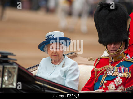 Horse Guards Parade, London UK. 14. Juni 2014. Ihre Majestät die Königin kommt mit HRH The Prince Philip, Duke of Edinburgh, Oberst Grenadier Guards, die Queen Geburtstag Parade Trooping die Farbe. Bildnachweis: Malcolm Park Leitartikel/Alamy Live-Nachrichten Stockfoto