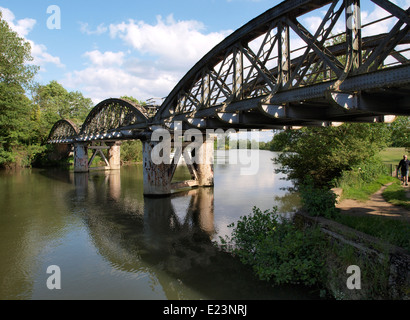 Alte Eisenbahnbrücke über den Fluss Themse in der Nähe von Oxford, UK Stockfoto