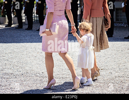 Krone Prinzessin Victoria von Schweden mit Tochter, die Prinzessin Estelle halten Hände von hinten Stockfoto