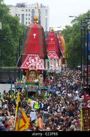 London, UK. 15. Juni 2014. Das Festival London Rathayatra 2014 beginnt mit einer Prozession von Hyde Park Corner, Trafalgar Square. Rathayatra ist ein Wagen fest, die ihren Ursprung in Jagannatha Puri an der Ostküste Indiens und reicht über 2.000 Jahre zurück. Es seinen gefeierten durch Anhänger der Hare-Krishna. Bildnachweis: Nick Savage/Alamy Live-Nachrichten Stockfoto