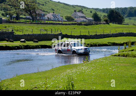 4 x 4 Fahrzeug überqueren River Ewenny, Ogmore, Bridgend, South Wales. Stockfoto